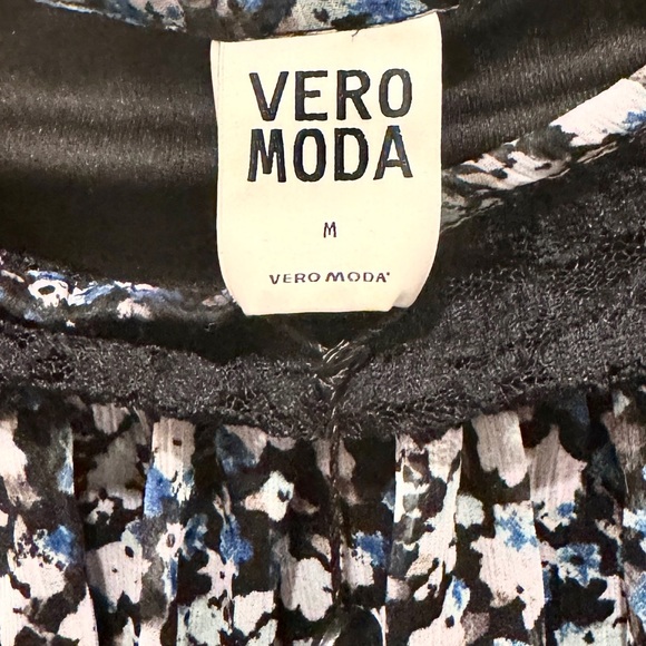 Vero Moda Black and Blue Short Sleeve Floral Dress with Lace Women’s Size M NWT - Picture 7 of 10